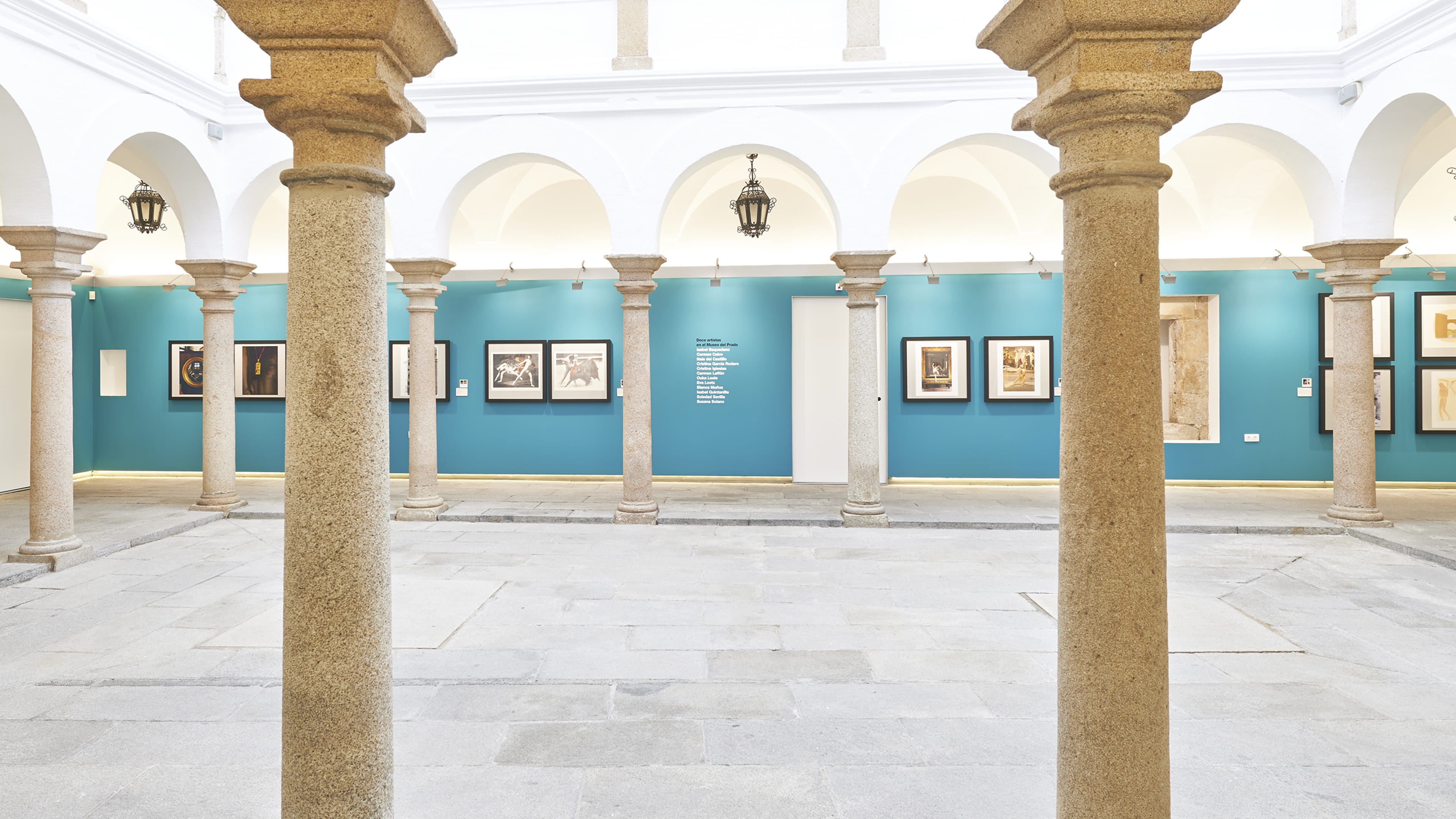 Vista principal de la sala de exposiciones Santa Clara de Mérida. Exposición 12 artistas en el Museo del Prado